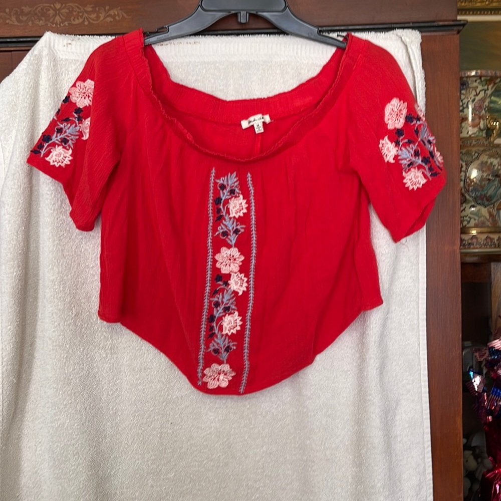 blueh ciel Red Embroidered Flowered Cropped Top Size Medium